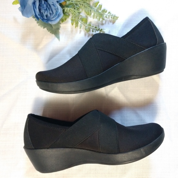 crocs women's busy day stretch asymmetrical wedge